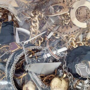 Surprise Jewellery Bag Mystery Lot of Mixed Wearable Costume Jewellery 25 Pieces